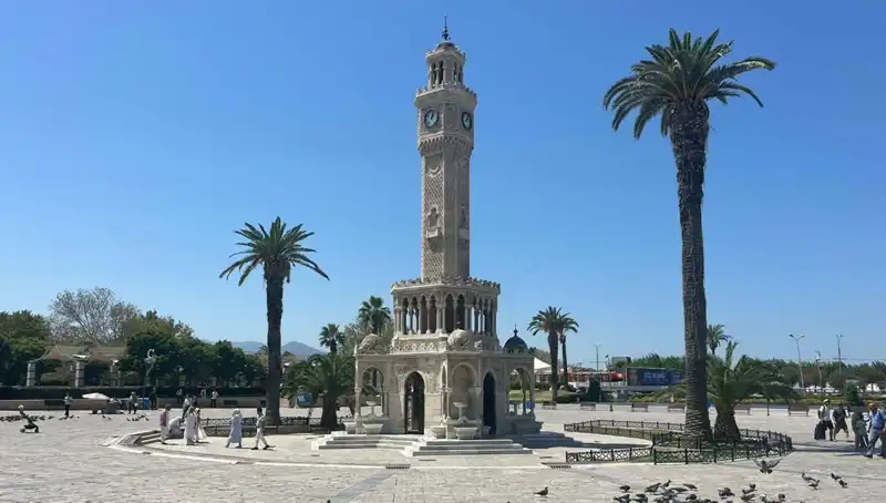 İzmir'de Sıcaklık Rekorları: Meydanlar Boş Kaldı, Vatandaş Bunalıyor!