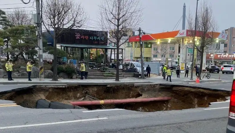 Güney Kore'de Dev Çukur Motosikleti Yuttu: Kayıp ve Yaralı Şoku!