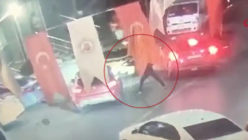 Genç Otomobilde Saldırıya Uğradı: Kurşun Yağmuru Korkuttu