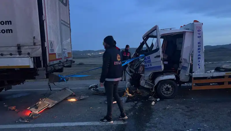 Kazaya Yardım İçin Duran Vatandaşa Arkadan Çarpan Çekici: 4 Yaralı