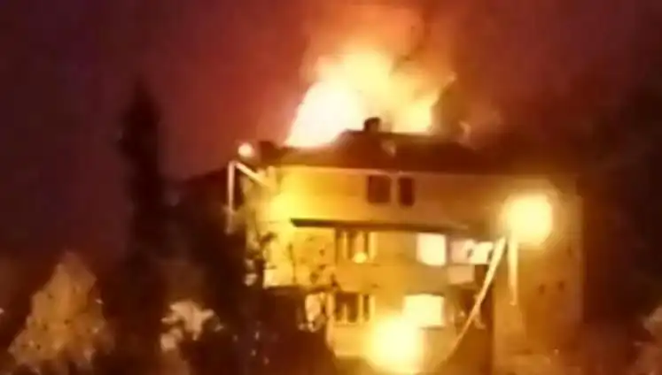 Saman Dolu Çatının Alevleri, Mahalleliyi Sokaklara Dökerek Panik Yarattı