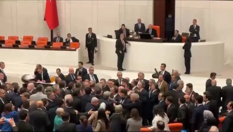 Mecliste Gergin Anlar: Emekli İkramiyesi Üzerine Kavga Çıktı