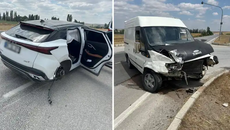 Çorum'da Kafa Kafaya Çarpışma: Kazada Yaralılar Var!