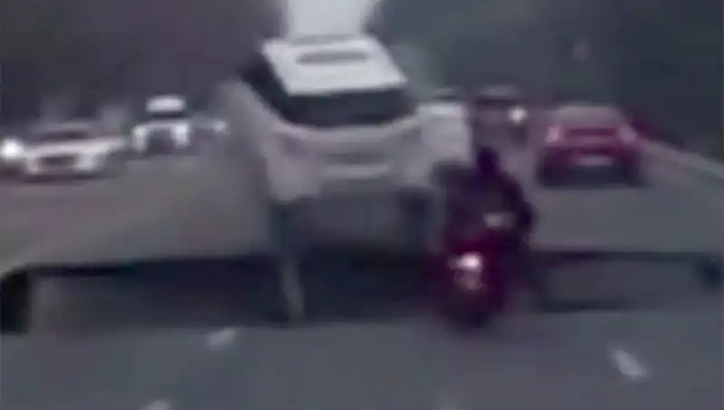 Güney Kore Otoyolunda Dev Çukur Motosikleti Yuttu: Şok Eden Görüntüler
