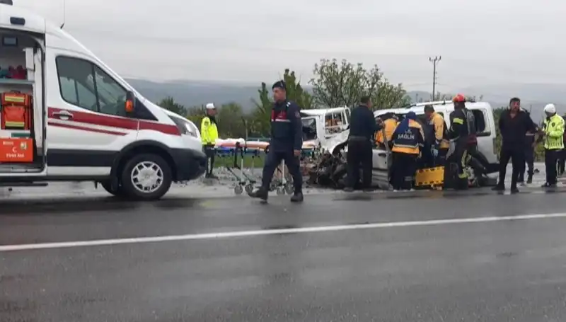 Denizli'de Dehşet Verici Kaza: İki Araç Kafa Kafaya Çarpıştı!